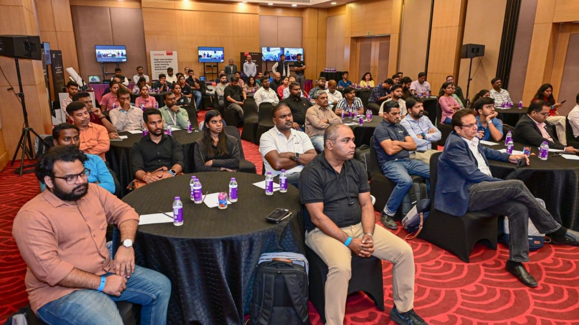 A group of over 400 AV and IT professionals attending the Barco Sennheiser multi-city tour in India.